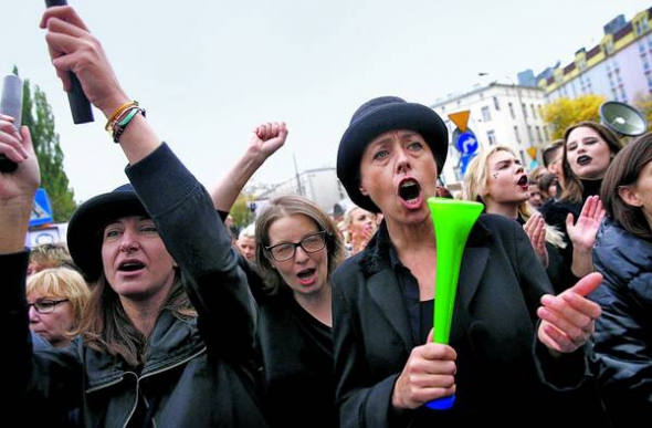 Жінки вигукують гасла проти заборони абортів під час ”Чорного протесту” у Варшаві 3 жовтня