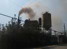 Местные жители жалуются на асфальтовый завод в городе Дрогобыч Львовской области, который загрязняет воздух пылью. Руководство предприятия не реагирует на обращения граждан и не устанавливает очистные фильтры. Дрогобыч, ул. Фабричная