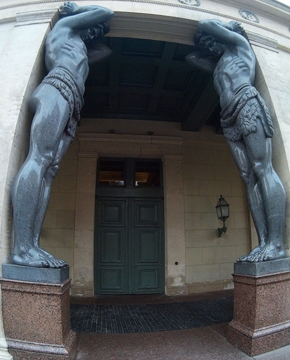 Скульптуры атлантов подпирают Зимний дворец – часть Эрмитажа. Во время Второй мировой войны их обкладывали трупами людей, чтобы не пострадали во время обстрелов города