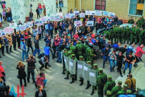 Навчання з протидії ”іноземним збройним місіям” відбулися 11 жовтня в Донецьку. У них взяли участь понад тисячу мешканців обласного центру, окупованих Горлівки, Харцизька, Шахтарська й Новоазовська. ”Мирні жителі готові й можуть ефективно та без зброї протистояти міжнародним збройним місіям. Сьогодні на площу прийшли студенти, школярі, шахтарі, пенсіонери та інші категорії людей. Все у нас — на добровільній основі”, — заявив організатор заходу Роман Трошин.