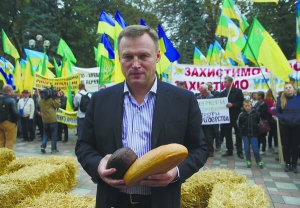 Глава Аграрної партії України Віталій Скоцик бере участь у всеукраїнському страйку аграріїв біля Верховної Ради, 4 жовтня 2016 року. Однією з вимог мітингарів було продовження мораторію на продаж землі