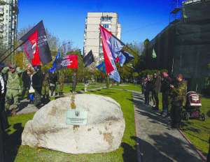 Пам’ятний знак добровольцям АТО охоронятимуть бійці батальйону ОУН. Щодня по двоє патрулюватимуть парк, у якому стоїть монумент