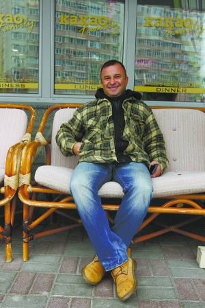 Співак Віктор Павлік сидить біля кафе в Києві. На сцену виходить 30 років