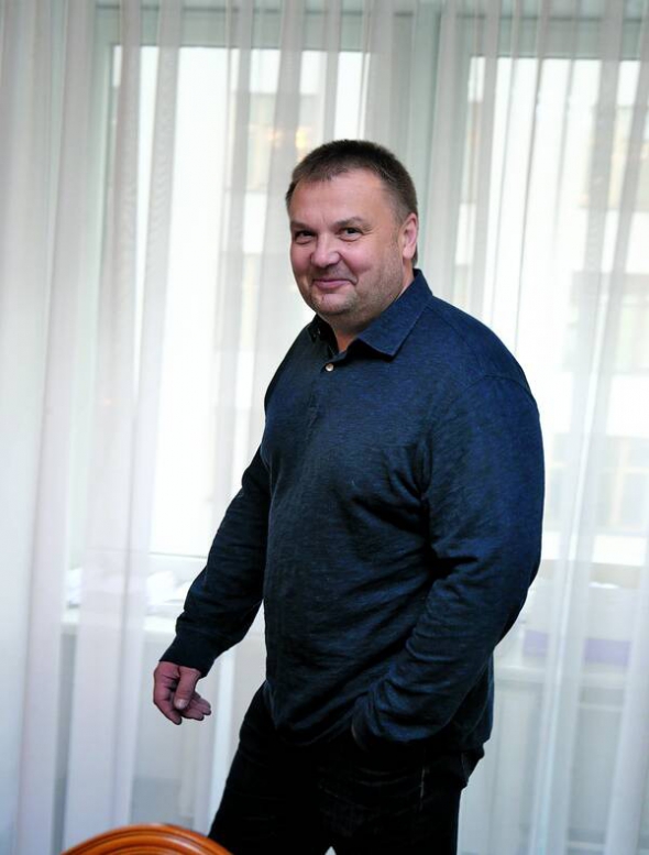 Вадим ДЕНИСЕНКО, 42 роки, народний депутат України. Народився 7 квітня 1974-го у Києві в сім’ї зварювальника і медсестри. Закінчив Київський університет імені Тараса Шевченка за спеціальністю ”українська мова й література” та факультет гуманітарних наук Києво-Могилянської академії. Захистив кандидатську дисертацію ”Творчість Майка Йогансена в контексті української сміхової модерністської прози”. Був головним редактором газети ”Первая крымская” і тижневика ”Коментарі”. Очолював об’єднану редакцію газети й сайта ProUA. Із 2013-го – співзасновник і головний редактор телеканалу ”Еспресо TV”. На останніх парламентських виборах став народним депутатом за списком партії ”Блок Петра Порошенка”. Член парламентського комітету з питань правової політики та правосуддя. Безпартійний. Автор монографії ”Модерн як поле експерименту” і двох збірок оповідань: ”У пошуках банальних істин” та ”Кілька історій про кохання”. Неодружений. Має 12-річного сина Андрія. Улюблений прозорий твір – ”Пригоди Тома Сойєра” Марка Твена. Подобаються вірші Євгена Плужника, Максима Рильського. ”Якщо у ХХ столітті у нас були письменники, то це Володимир Винниченко, Микола Хвильовий. Потім – Павло Загребельний. Із живих – Валерій Шевчук, Сергій Жадан”