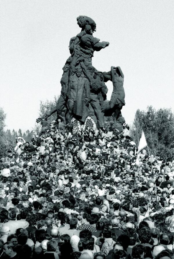 Відкриття пам’ятника розстріляним у Бабиному Яру, 2 липня 1976-го. Автор композиції Михайло Лисенко помер за чотири роки до цього. Роботу завершував його син Богдан