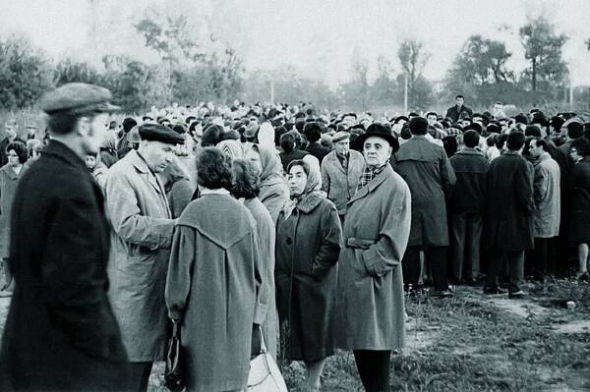 Учасники мітингу в Бабиному Яру 29 вересня 1966 року. Кадр із кінохроніки, знятої режисером Рафаїлом Нахмановичем