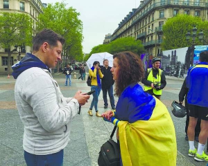 Роман Сущенко бере інтерв’ю в учасниці пробігу за мир в Україні — в Парижі 26 квітня минулого року. У Франції працював шість років
