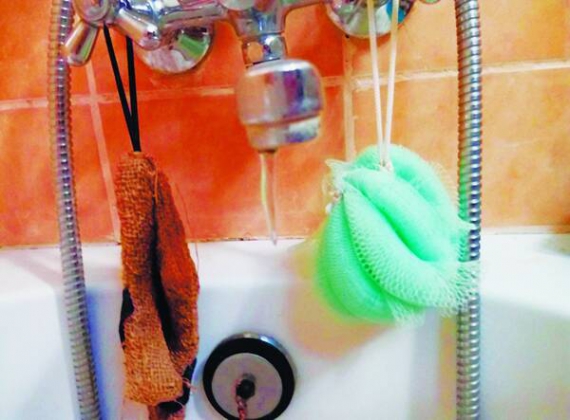 Бурулька у ванній кімнаті одного з мешканців столичного житлового комплексу ­”Перлина Троєщини”. Вода замерзла, доки господаря 10 днів не було вдома