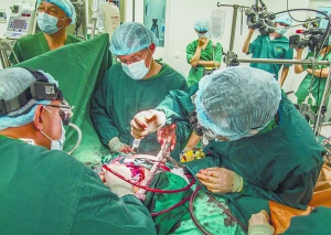 Операція зі встановлення штучного серця тривала три години. Воно дозволить пацієнтці дожити до пересадки людського органа. Працюватиме щонайменше два роки