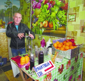Міхель Ашаташвілі щодня продає до 20 літрів соку з апельсинів і гранатів на ринку Урожай у Вінниці. Літр коштує 120 гривень