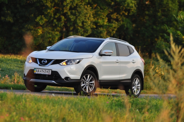 В прошлом году начали продавать новый японский кроссовер Nissan Qashqai. В автосалонах его предлагают в 6 комплектациях на выбор