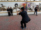 Селфі з графіті-хронікою життя покійного короля Таїланду. Бангкок, 19 жовтня 2016