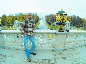 29-річний Леонід Єзерський стоїть у музеї-заповіднику Петергоф поблизу Санкт-Петербурга. Вирушив у навколосвітню подорож із Києва. Планує проїхати 41 країну. Взяв із собою 100 доларів і саксофон