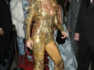 2003 год:  золотой стим-панковский костюм с дредами, вдохновленный инопланетными существами