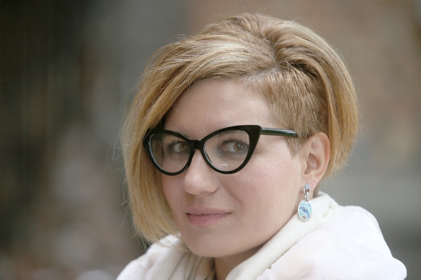 Леся Мудрак, 31 рік, письменниця Народилася 29 квітня 1985-го у місті Легніца в Польщі, в якому служив батько-військовий. У 1987-му родина переїхала у Дніпропетровськ. Мати працювала вчителькою. Закінчила відділення літературної творчості Київського національного університету імені Тараса Шевченка. Працювала завідувачем міжнародного відділу у школі україністики Національної академії наук України, викладачем у вишах, редактором у видавництвах, помічником-консультантом Народного Депутата України, з 2014-го до 2016 року була секретарем Національної спілки письменників по роботі з молодими авторами та секретарем Приймальної комісії. Шість років тому захистила дисертацію кандидата філологічних наук на тему "Еротична лірика: жанрова специфіка та ідіостилі". Співзасновниця номінації "Найеротичніший твір" літературного конкурсу "Коронація слова". Засновниця й голова оргкомітету міжнародного поетичного фестивалю Terra poetica. У 2015-му відновила міжнародний конкурс творів молодих літераторів "Гранослов", після 8-річної перерви. Організатор і менеджер низки літературно-мистецьких фестивалів, конкурсів. Авторка поетичних збірок "Оголена самотність", "Горизонтальна зебра", "ТекС-ТИ-ЛЬ & Libido". Вірші перекладені польською, німецькою, білоруською, болгарською, англійською, албанською, азербайджанською, македонською. Лауреатка премії Всесвітнього фестивалю поезії Ditët e Naimit 2013 року та "Коронації слова" 2004-го. Володіє німецькою, польською, македонською мовами. Одружена з професором філології Юрієм Ковалівим. Має п’ятирічну доньку Дарину. Батьки — пенсіонери, 26-річний брат очолює відділ по ремонту комп’ютерів. Улюблені книжки –– "Коханець леді Чаттерлей" і “Маленький принц”. "Перша щоразу відкриває в тобі внутрішні стихії, а інша дає зрозуміти, що сила - у простих речах".