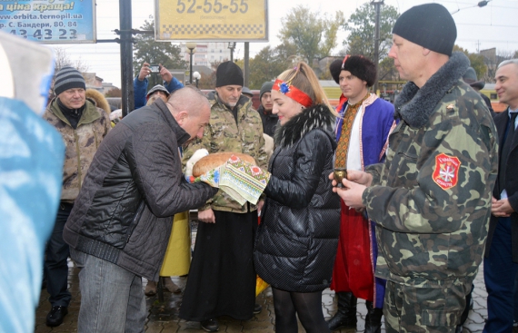 Пасажирів «Потягу єднання» зустрічають з хлібом-сіллю у Тернополі