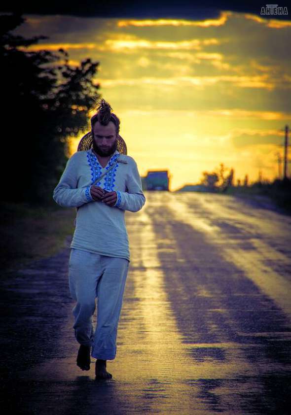 Юрій РЕГЛІС, 29 років, вуличний музикант. Народився 11 травня 1987-го в селі Чижівка Новоград-Волинського району на Житомирщині. Батько – агроном, мати – зоотехнік. Навчався в Житомирському технологічному університеті на факультеті менеджменту й управління персоналом. Керівник громадського об’єднання ”Пошта Майдану”. Побував у 23 країнах. Мріє поїхати у ­Південно-Східну Азію та Південну Америку. Два роки не їсть м’яса. Грає на гітарі, піаніно. Улюблений український гурт – ”ДахаБраха”. Також слухає джаз, ­рок-н-рол. Любить читати пригодницькі романи. Неодружений