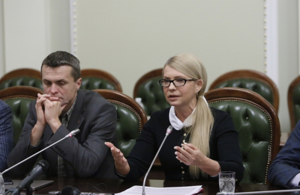 Лідер партії "Батьківщина" Юлія Тимошенко під час зустрічі з представниками громадських організацій, які об’єднують ошуканих вкладників банків, 26 жовтня
