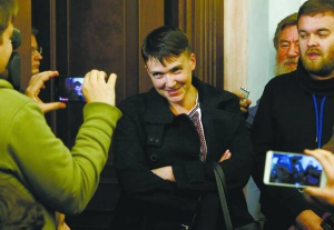 Народний депутат Надія Савченко виступає після оголошення вироку російського верховного суду українським в’язням Станіславу Клиху й Миколі Карпюку в Москві 26 жовтня