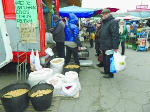 На ринку Привокзальний у Вінниці скуповують горіхи в десяти точках. Платять 150 гривень за кілограм. Сюди привозять урожай жителі навколишніх сіл