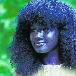 Худіа Діоп із Сенегалу стала моделлю завдяки темному кольору шкіри. Має густе й кучеряве волосся. Робить маски ефірними оліями для його блиску