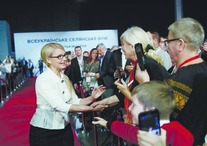 Лідер партії ”Батьківщина” Юлія Тимошенко вітається з делегатами під час Всеукраїнського селянського віча в Києві 29 жовтня