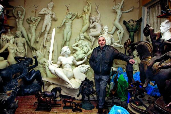Скульптор Анатолій Кущ стоїть у своїй майстерні в Печерському районі столиці. На стінах і біля них встановлені скульптури дохристиянських богів. Востаннє митець показував їх 2010 року на виставці у столичному Мистецькому арсеналі
