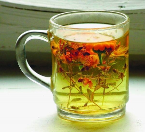 Ополіснуте відваром календули волосся довго не жирніє