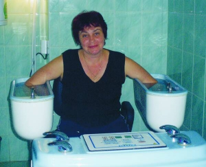 Пацієнтка волинського санаторію ”Лісова пісня” приймає 4-камерні гальванічні ванни. Їх призначають гіпертонікам. Під час процедури розширюються судини рук та ніг, покращується кровообіг
