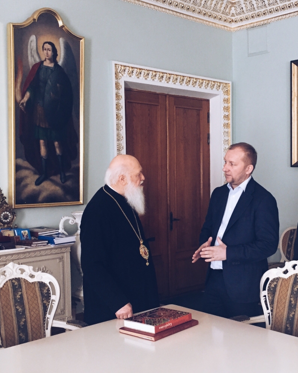 Книгу «Карабелівка» Геннадій Романенко раніше передав до колекції предстоятеля Української православної церкви Філарета