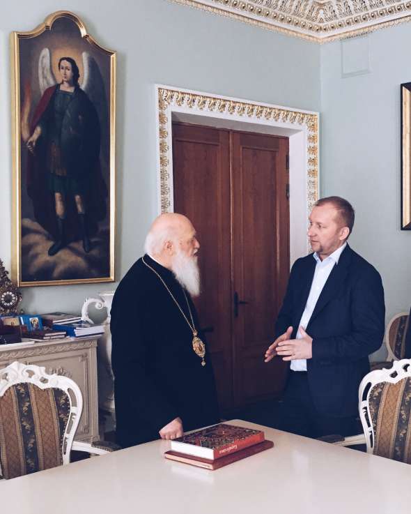 Книгу «Карабеловка» Геннадий Романенко ранее передал в коллекцию предстоятеля Украинской православной церкви Филарета