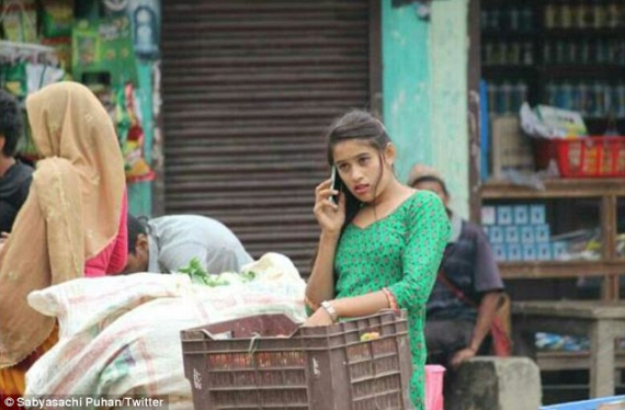 Кушум Стрестхи разговаривает по телефону на рынке в Непале