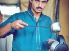 Аршад Кхан готує чай з молоком на базарі в Ісламабаді