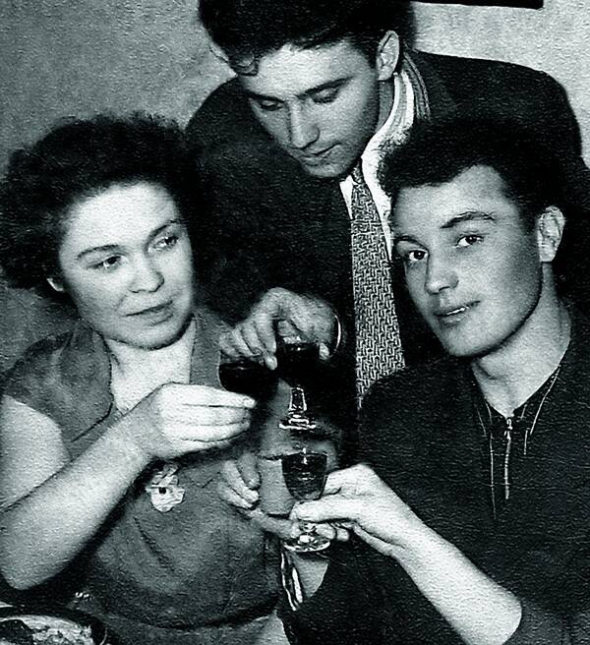 Микола Вінграновський (сидить праворуч) під час навчання у Всеросійському державному інституті кінематографії у Москві, кінець 1950-х