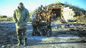 Неподалік Донецького аеропорту, за кількасот метрів від позицій бойовиків, волонтери поставили крісло. Зробили його з куль, мін, осколків і гільз, які прилетіли з окупованої території. Це — копія ”трону” з серіалу ”Гра престолів”. Спочатку його планували встановити на шахті ”Бутівка”, каже волонтер Денис. Через постійні обстріли передумали. ”Трон” має нагадати людям, що ходити в ресторани, курити дорогі люльки вони можуть доти, доки між ними й противником стоїть українська армія. Згодом його хочуть продати, а кошти віддати армії.