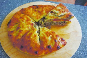 Пиріг із телячою вирізкою називається фіджин. Готовий має постояти 15 хвилин, щоб начинка схопилася, тоді ріжуть. Їдять теплим