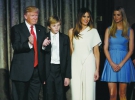 Дональд Трамп стоїть із сином від третього шлюбу 10-річним Берроном, дружиною 46-річною Меланією та донькою від першого шлюбу — 35-річною Іванкою. Вона — письменниця й фотомодель. Має власну марку одягу та взуття