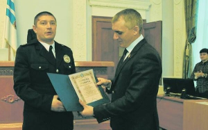Мер Миколаєва Олександр Сенкевич (праворуч) вручає грамоту майору поліції Ігорю Макаруку. Також відзнаки отримали його колеги, з якими був на патрулюванні
