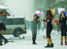 Дівчата фотографуються на одній із вулиць Києва, 13 листопада 2016 року. Найбільше снігу за вихідні випало в Рівненській, Івано-Франківській, Тернопільській, Хмельницькій і Житомирській областях
