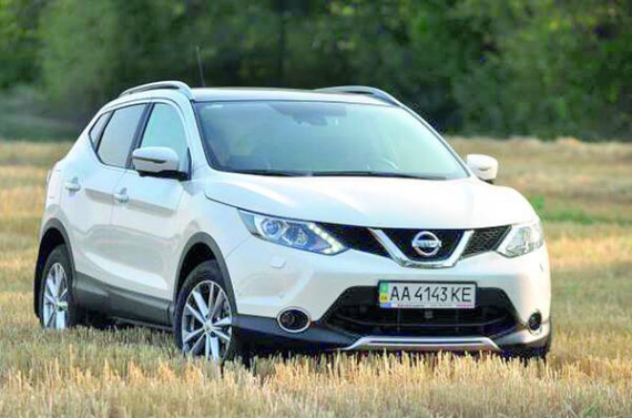 У дорожчих комплектаціях автомобіль має скляний дах. За потреби його можна закрити із салону шторкою з електроприводом