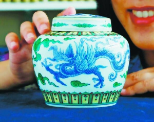 Китайську вазу за 10 шилінгів, сьогодні 6,5 тисячі гривень, купили в подарунок на антикварному ринку у Великій Британії. Експерти вважають, їй майже 300 років