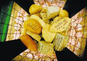 Побажання і подяки матерям на спеціальному ­камінні писали близько 100 мешканців міста Умань Черкаської ­області, які прийшли на відкриття монументу ”Материнський інстинкт”. Ще сім подібних пам’ятників установлять у Європі