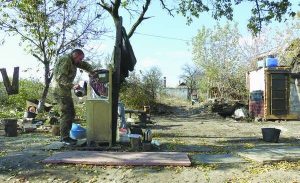 Боєць 92-ї бригади миє посуд на передовій під Донецьком. До позицій бойовиків — півтора кілометра