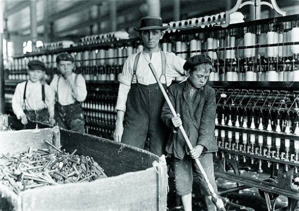 1 грудня 1908 року хлопець прибирає фабрику з виробництва бавовни в Ланкастері, Велика Британія. На початку ХХ століття діти працювали нарівні з дорослими – по 14–18 годин на добу. За це отримували в кілька разів меншу платню