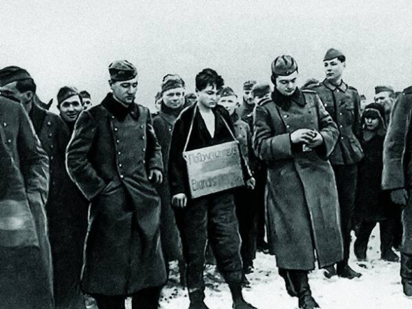 Нацисти ведуть радянську партизанку Зою Космодем’янську на страту, 29 листопада 1941 року