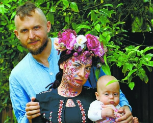 Ярина Квітка з чоловіком Володимиром і сином Марком знімаються у фотосесії в Австралії.  Там народили дитину й прожили рік
