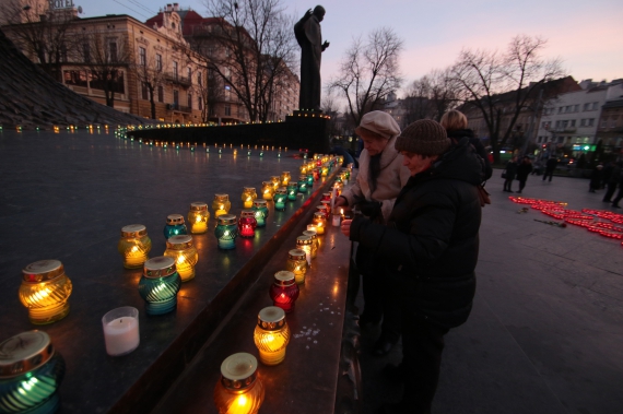 Акція "Запали свічку пам'яті жертвам Голодомору!", Львів, площа перед пам'ятником Тарасові Шевченку, 26 листопада 2016