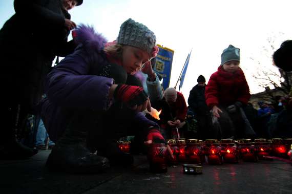 Акція "Запали свічку пам'яті жертвам Голодомору!", Львів, площа перед пам'ятником Тарасові Шевченку, 26 листопада 2016