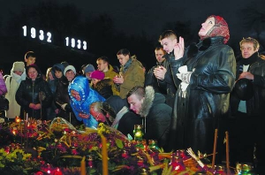 Учасники вшанування жертв Голодомору 1932–1933 років кладуть квіти до пам’ятника загиблим біля Національного музею ”Меморіал жертв Голодомору” 26 листопада