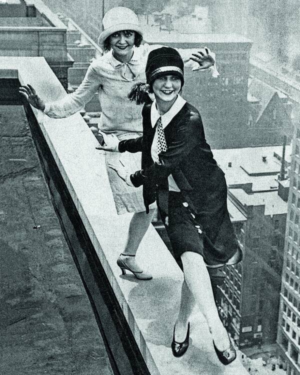 11 грудня 1926 року двоє дівчат танцюють чарльстон на даху готелю Sherman у Чикаго. Танець був популярний серед флеперів – прихильниць гендерної рівності й емансипації жінок. Тому його часто виконували парами без чоловіків
